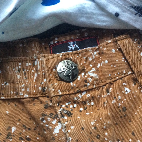 Collared T-shirt with red ape  pants - Picture 2 of 4